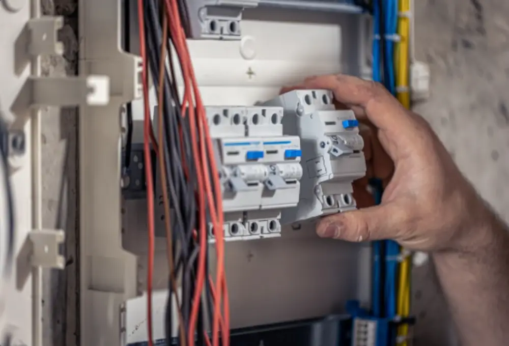 6. إعداد لوحات الكهرباء والإضاءة