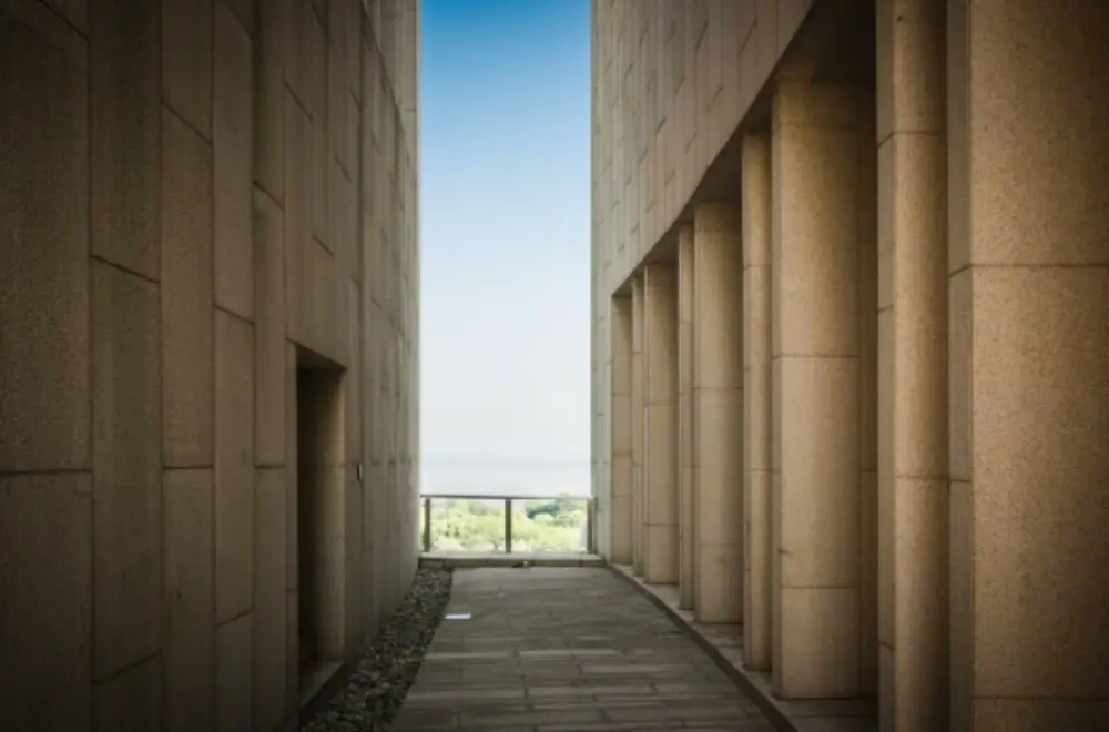 4. أعمدة الدور الأرضي وبناء الحوائط