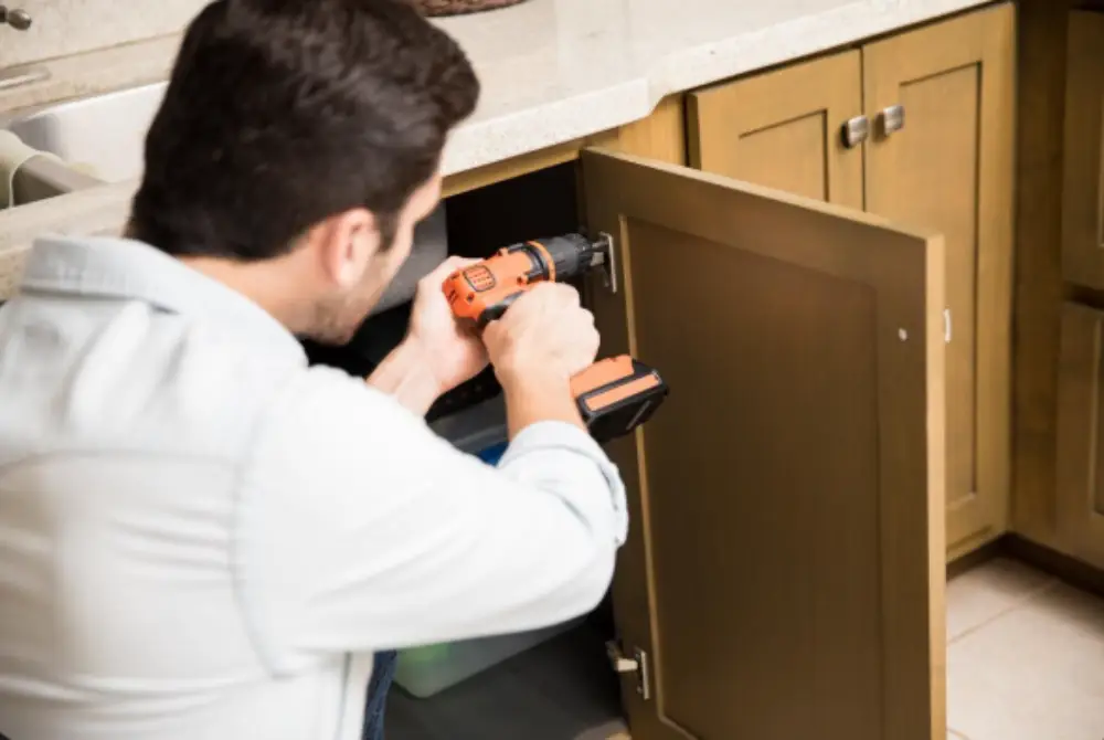  11. أعمال الأثاث الثابت والمتحرك (لو داخل الباكدج) 